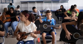 Projeto que une música e educação atende gratuitamente crianças e adolescentes